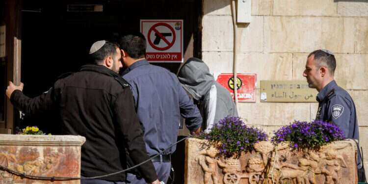 הבאת חשוד להארכת מעצר בבית משפט השלום בירושלים. למצולם אין קשר לכתבה. צילום: אוליבר פיטוסי  הבאת חשוד להארכת מעצר בבית משפט השלום בירושלים. למצולם אין קשר לכתבה. צילום: אוליבר פיטוסי