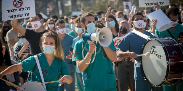 הפגנת מתמחים לרפואה, דצמבר 2020. צילום: מרים אלסטר - פלאש 90