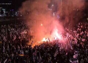 חסימת נתיבי איילון במחאה על פיטורי גלנט, מרץ 2023. צילום: תומר נויברג, פלאש 90