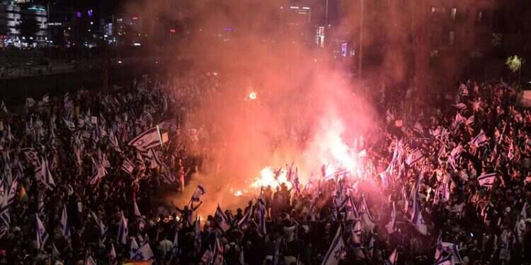 חסימת נתיבי איילון במחאה על פיטורי גלנט, מרץ 2023. צילום: תומר נויברג, פלאש 90 חסימת נתיבי איילון במחאה על פיטורי גלנט, מרץ 2023. צילום: תומר נויברג, פלאש 90