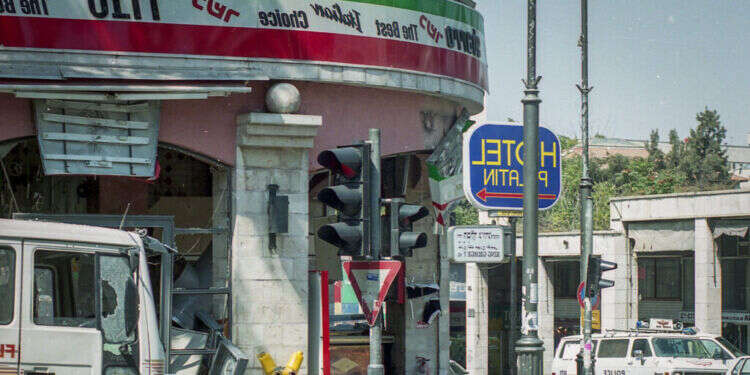 זירת הפיגוע במסעדת סבארו בירושלים, 9 באוגוסט 2001. צילום: נתי שוחט - פלאש 90