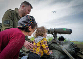 חייל מילואים פוגש את בני משפחתו ברמת הגולן. צילום: מיכאל גלעדי - פלאש 90