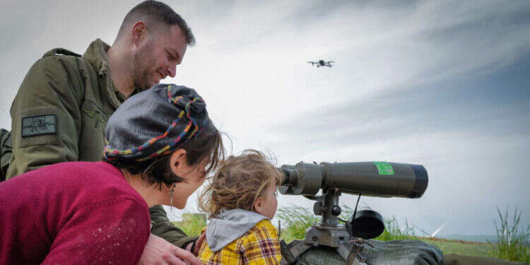 חייל מילואים פוגש את בני משפחתו ברמת הגולן. צילום: מיכאל גלעדי - פלאש 90 חייל מילואים פוגש את בני משפחתו ברמת הגולן. צילום: מיכאל גלעדי - פלאש 90