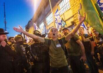 רון שרף ו"אחים לנשק" בהפגנה במאה שערים בירושלים. צילום: יונתן זינדל - פלאש 90