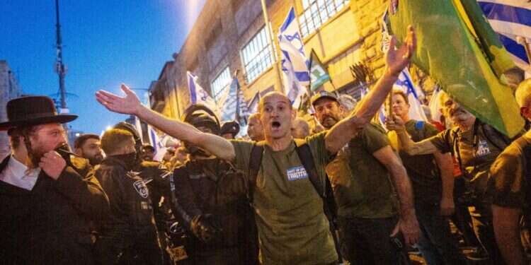 רון שרף ו"אחים לנשק" בהפגנה במאה שערים בירושלים. צילום: יונתן זינדל - פלאש 90