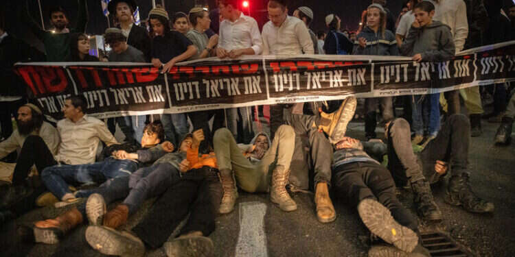 מחאה בירושלים לשחרורו של אריאל דנינו ממעצר מנהלי, בחודש מאי. צילום: חיים גולדברג, פלאש 90 מחאה בירושלים לשחרורו של אריאל דנינו ממעצר מנהלי, בחודש מאי. צילום: חיים גולדברג, פלאש 90