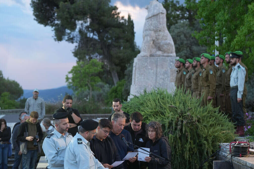 "שומרי חוק לא באו". ההלוויה של סמ"ר טל שביט בבית העלמין הצבאי בכפר־גלעדי. צילום: אייל מרגולין, פלאש 90