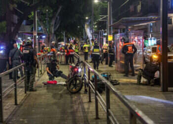 זירת הפיגוע ברכבת הקלה ביפו. צילום: רון איתי - פלאש 90