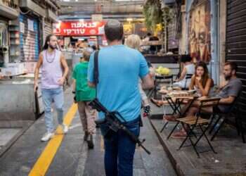 צריכים להיות בראש סדר העדיפויות. מילואימניק בשוק מחנה יהודה, אוקטובר 2024. צילום: חיים גולדברג, פלאש 90