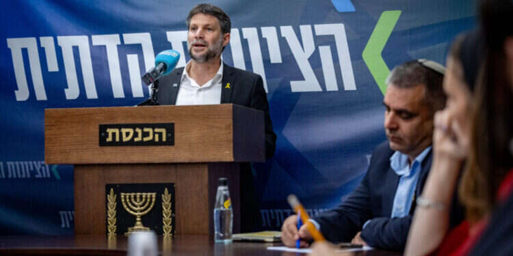 ראש מפלגת ראש מפלגת "הציונות הדתית" בצלאל סמוטריץ' בישיבת הסיעה היום. צילום: יונתן זינדל - פלאש 90