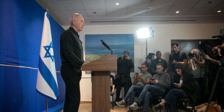 שר הביטחון היוצא יואב גלנט בהצהרה לתקשורת, לאחר פיטוריו. צילום: מרים אלסטר - פלאש 90 בין גלנט לטראמפ: מה עומד מאחורי פיטורי שר הביטחון