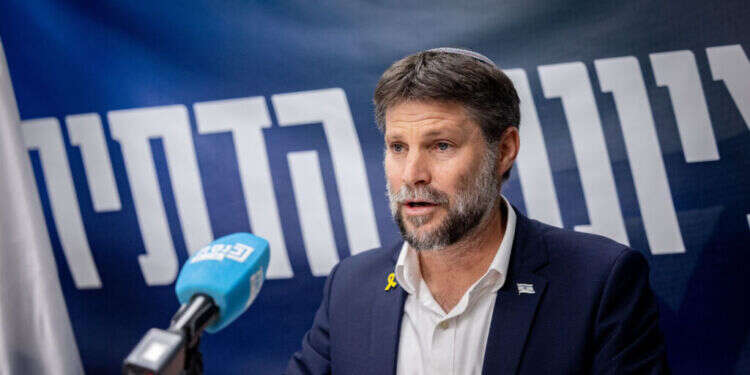 סמוטריץ בישיבת הסיעה בכנסת. צילום: יונתן זינדל - פלאש 90 סמוטריץ בישיבת הסיעה בכנסת. צילום: יונתן זינדל - פלאש 90