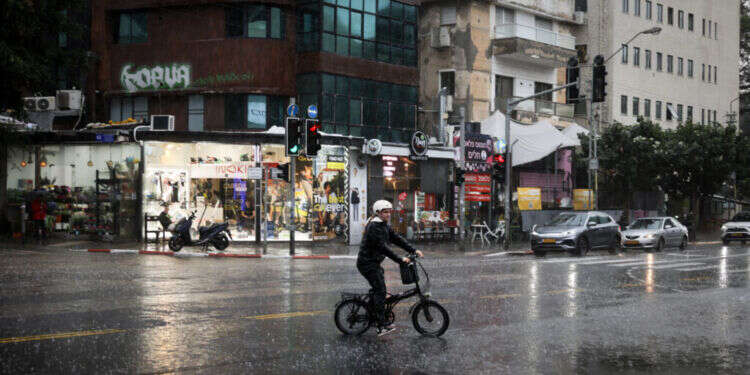 גשמים בתל אביב. צילום: מרים אלסטר / פלאש 90 עדיין איתנו: הגשמים ממשיכים | תחזית מזג האוויר