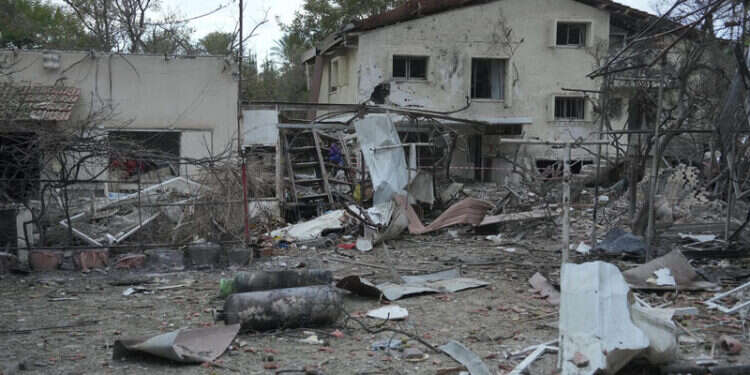 תוצאות פגיעה ישירה של חיזבאללה במושב במרכז הארץ. צילום: אריק מרמור, פלאש 90 אחרי יום של 250 רקטות: ישראל הסכימה ל"הסדרה" מול חיזבאללה