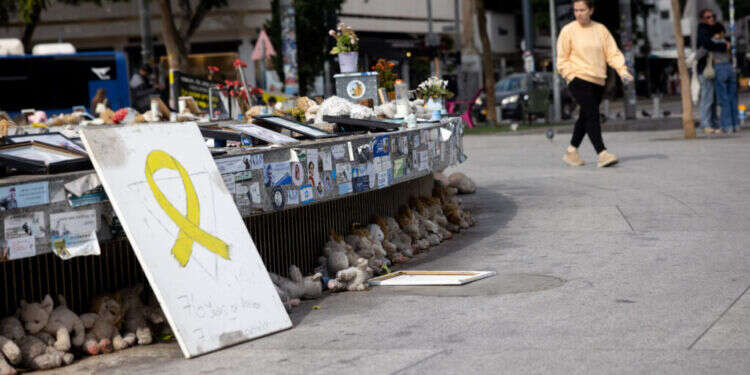 מיצג לשחרור החטופים, כיכר דיזינגוף, תל אביב. צילום: מרים אלסטר - פלאש 90 מיצג לשחרור החטופים, כיכר דיזינגוף, תל אביב. צילום: מקים אלסטר - פלאש 90