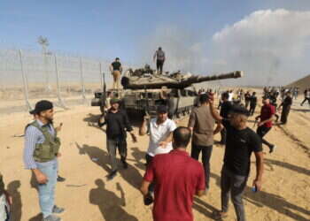 "היה ברור שצה"ל יחזור לעצמו". מחבלי חמאס משתלטים על טנק צה"לי ב־7 באוקטובר. צילום: גטי אימג'ס