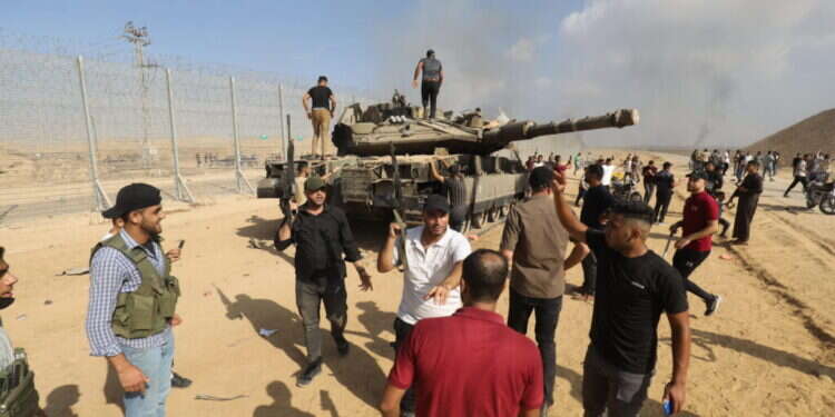 מחבלי חמאס משתלטים על טנק צה "היה ברור שצה"ל יחזור לעצמו". מחבלי חמאס משתלטים על טנק צה"לי ב־7 באוקטובר. צילום: גטי אימג'ס