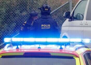 חבלני המשטרה השבדית במשרדי אלביט, שוודיה. צילום: AFP