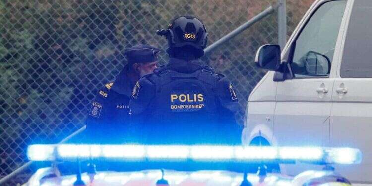 חבלני המשטרה השבדית במשרדי אלביט, שוודיה. צילום: AFP