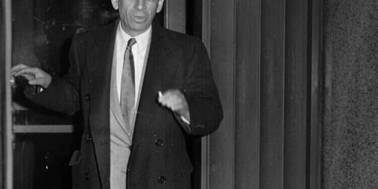 התבקש להקים כנופיית בריונים למלחמה באנטישמים. מאיר לנסקי, 1958. צילום: גטי אימג'ס התבקש להקים כנופיית בריונים למלחמה באנטישמים. מאיר לנסקי, 1958. צילום: גטי אימג'ס