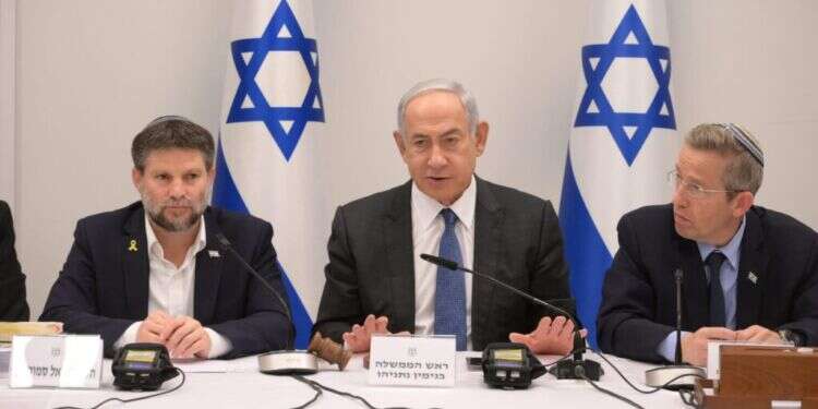 רוה רוה"מ נתניהו ושר האוצר סמוטריץ' יחד עם מזכיר הממשלה יוסי פוקס בישיבת הממשלה לאישור תקציב המדינה לשנת 2025. צילום: עמוס בן גרשום - לע"מ