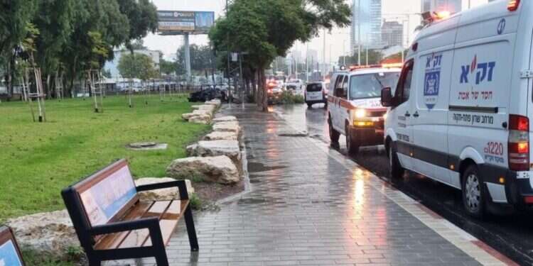 זירת פיצוץ הרכב בפתח תקווה. צילום: דוברות זק זירת פיצוץ הרכב בפתח תקווה. צילום: דוברות זק"א