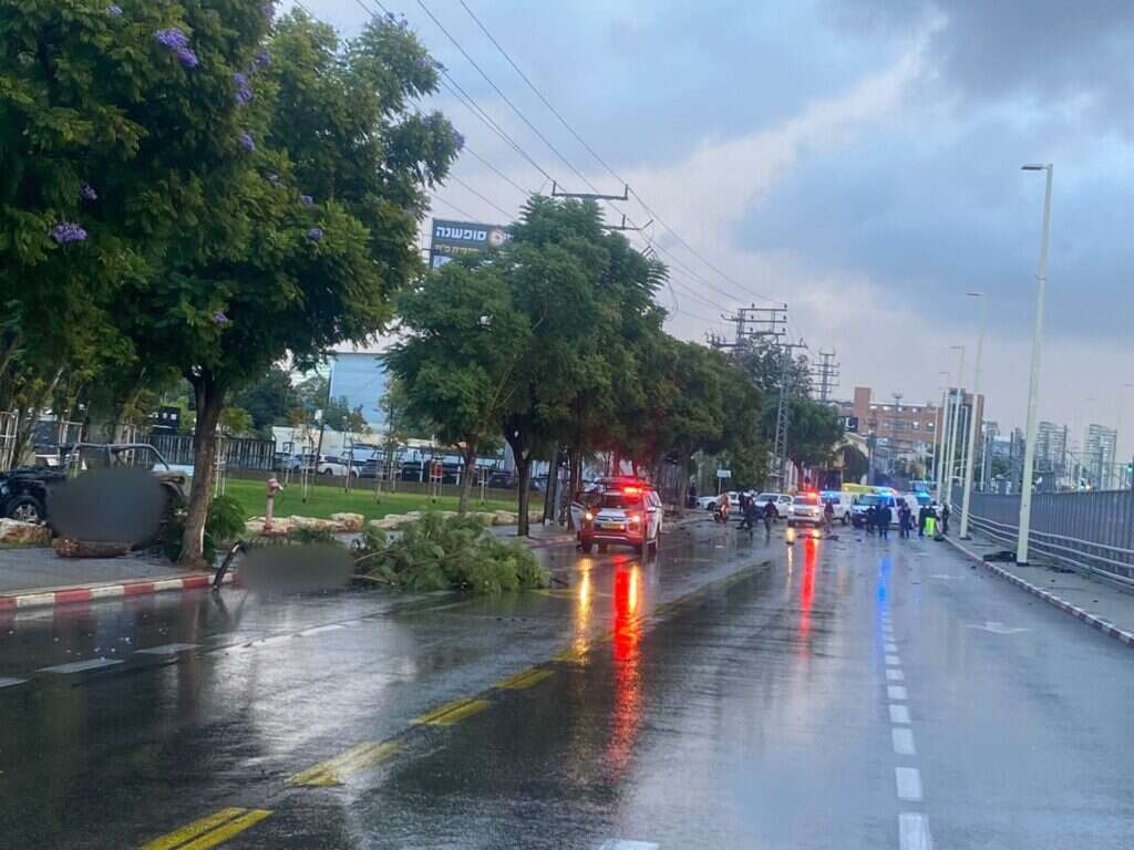 פיצוץ הרכב ברחוב ז'בוטינסקי בפתח תקווה. צילום: מד"א