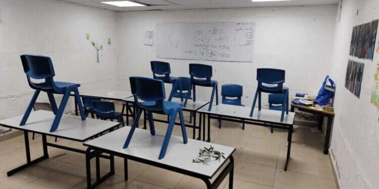 כיתות במקלט. צילום: אליהו גליל "אנחנו מותחים את המורים שלנו עד הקצה": מערכת החינוך בצפון בקריסה