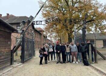 "עמי האזור מוכנים להקשיב לסיפור שלי. זאת תחילתו של תיקון עולמי". חברי המשלחת באושוויץ. צילום: Yoni Collins - Sharaka