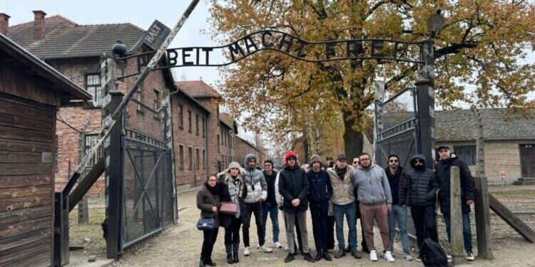 "עמי האזור מוכנים להקשיב לסיפור שלי. זאת תחילתו של תיקון עולמי". חברי המשלחת באושוויץ. צילום: Yoni Collins - Sharaka
