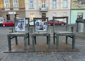 תמונות החטופים על האנדרטה בכיכר. צילום: Yoni Collins - Sharaka  תמונות החטופים על האנדרטה בכיכר. צילום: Yoni Collins - Sharaka