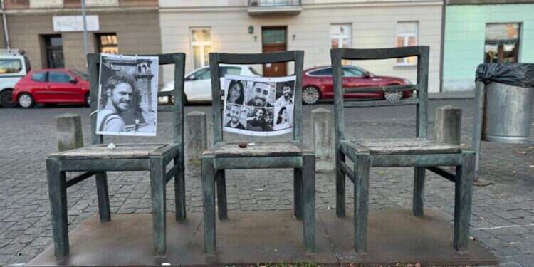 תמונות החטופים על האנדרטה בכיכר. צילום: Yoni Collins - Sharaka