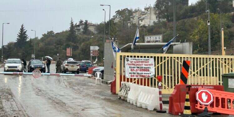 המושבה סגורה. שער הכניסה למטולה. צילום: אריאל שנבל "המדינה הסירה אחריות, ואנחנו לוקחים את גורלנו בידינו": סיור באצבע הגליל