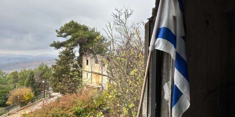 נופי לבנון מתוך בתי מנרה הפגועים. צילום: אריאל שנבל "המדינה הסירה אחריות, ואנחנו לוקחים את גורלנו בידינו": סיור באצבע הגליל