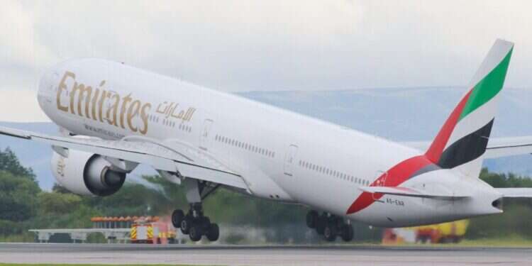 מטוס של איחוד האמירויות ממריא. צילום: Emirates B777 A6-ENR