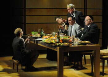 אחאב, איזבל ונבות היזרעאלי בסצנה מתוך המחזה "אוכלים" מאת יעקב שבתאי שהוצג בתיאטרון החאן ב־2011. צילום: גדי דגון