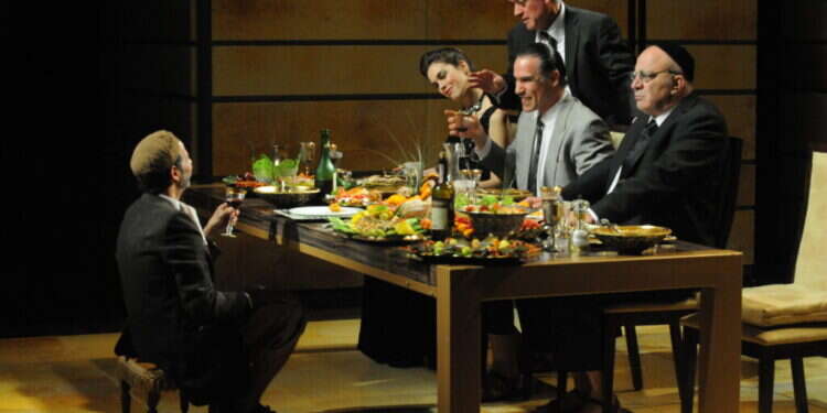 אחאב, איזבל ונבות היזרעאלי בסצנה מתוך המחזה אחאב, איזבל ונבות היזרעאלי בסצנה מתוך המחזה "אוכלים" מאת יעקב שבתאי שהוצג בתיאטרון החאן ב־2011. צילום: גדי דגון