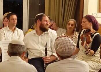 "אבי היה מדבר את המוזיקה". בני הזוג גולדברג בערב הניגונים האחרון שאירחו בביתם