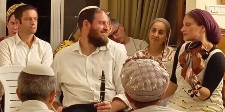 "אבי היה מדבר את המוזיקה". בני הזוג גולדברג בערב הניגונים האחרון שאירחו בביתם