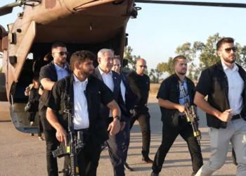 נתניהו ופלדשטיין (מאחור בחולצה שחורה). צילום: רועי אברהם, לע"מ