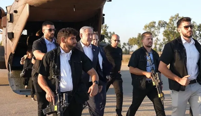 נתניהו ופלדשטיין (מאחור בחולצה שחורה). צילום: רועי אברהם, לע"מ