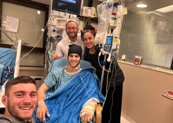 לידע וחגית פרינס עם בניהם יונתן ואלישיב. צילום: באדיבות המצולמים