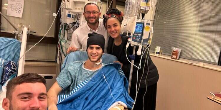 לידע וחגית פרינס עם בניהם יונתן ואלישיב. צילום: באדיבות המצולמים