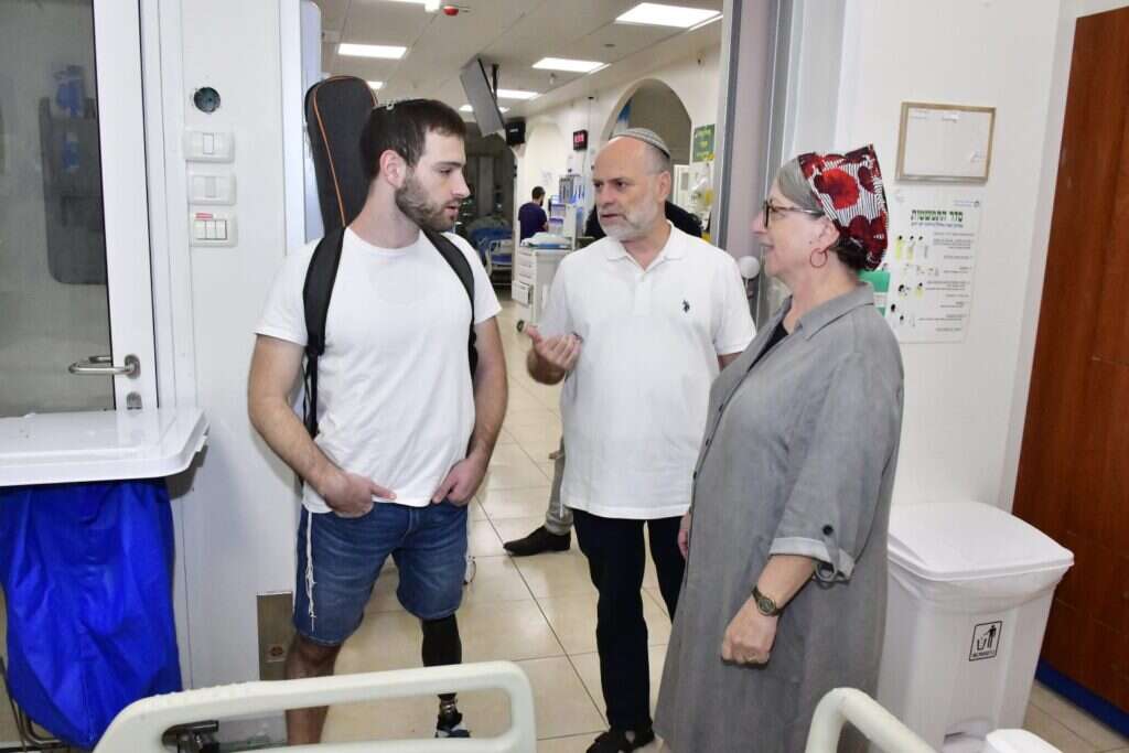 אורי אשר עם הוריו כבי ומושי. צילום: באדיבות המצולמים