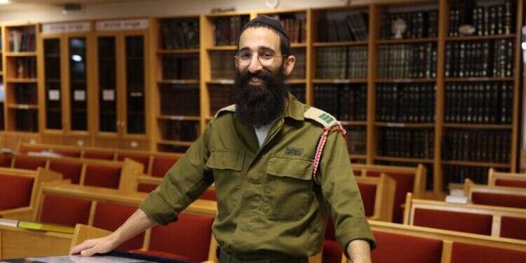 שמוליק טורקוב. קרדיט: דוברות הקרייה הרפואית רמב קצין ורבי: שלוח חב"ד שהתגייס למילואים במרכז הרפואי רמב"ם