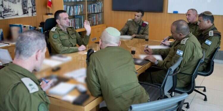 ישיבת עבודה עם הרמטכ ישיבת עבודה עם הרמטכ"ל על חטיבת החשמונאים החדשה. צילום: דו"צ