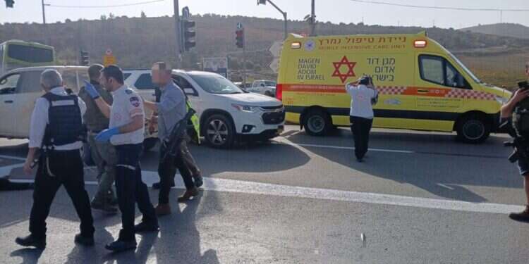 זירת הפיגוע בצומת שילה. צילום: תיעוד מבצעי מד שני פצועים קל בפיגוע דריסה בבנימין. המחבל חוסל