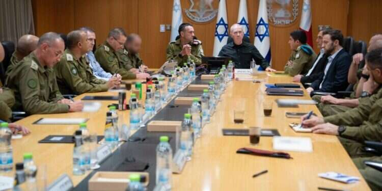 שר הביטחון המפוטר גלנט נפרד מפורום  מטכ שר הביטחון המפוטר גלנט נפרד מפורום מטכ"ל, השבוע. צילום: אריאל חרמוני, דוברות משרד הביטחון