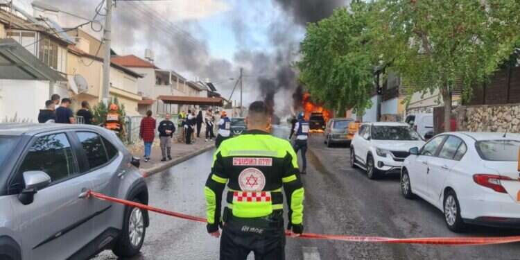 שריפה בעקבות המטח לקריות. צילום: מד פצועה קשה ופגיעות ישירות בבתים: יום של מטחי רקטות כבדים לצפון