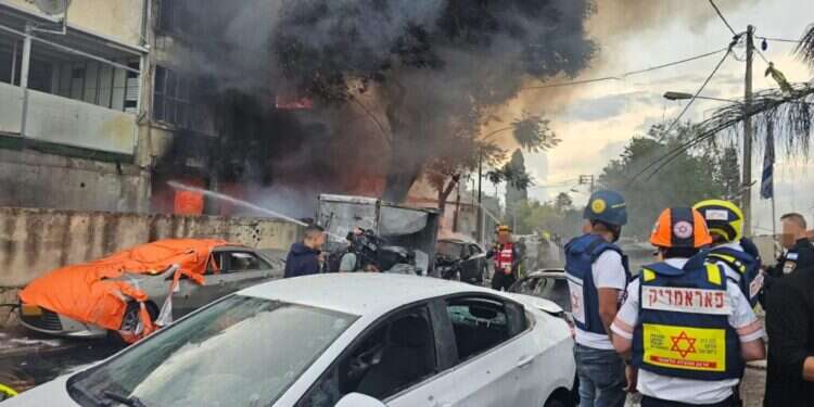 שריפה לאחר פגיעה רקטה אמש בקריות. דוברות מד נשר: כטב"ם התפוצץ בחצר גן, הילדים שהו במרחב המוגן